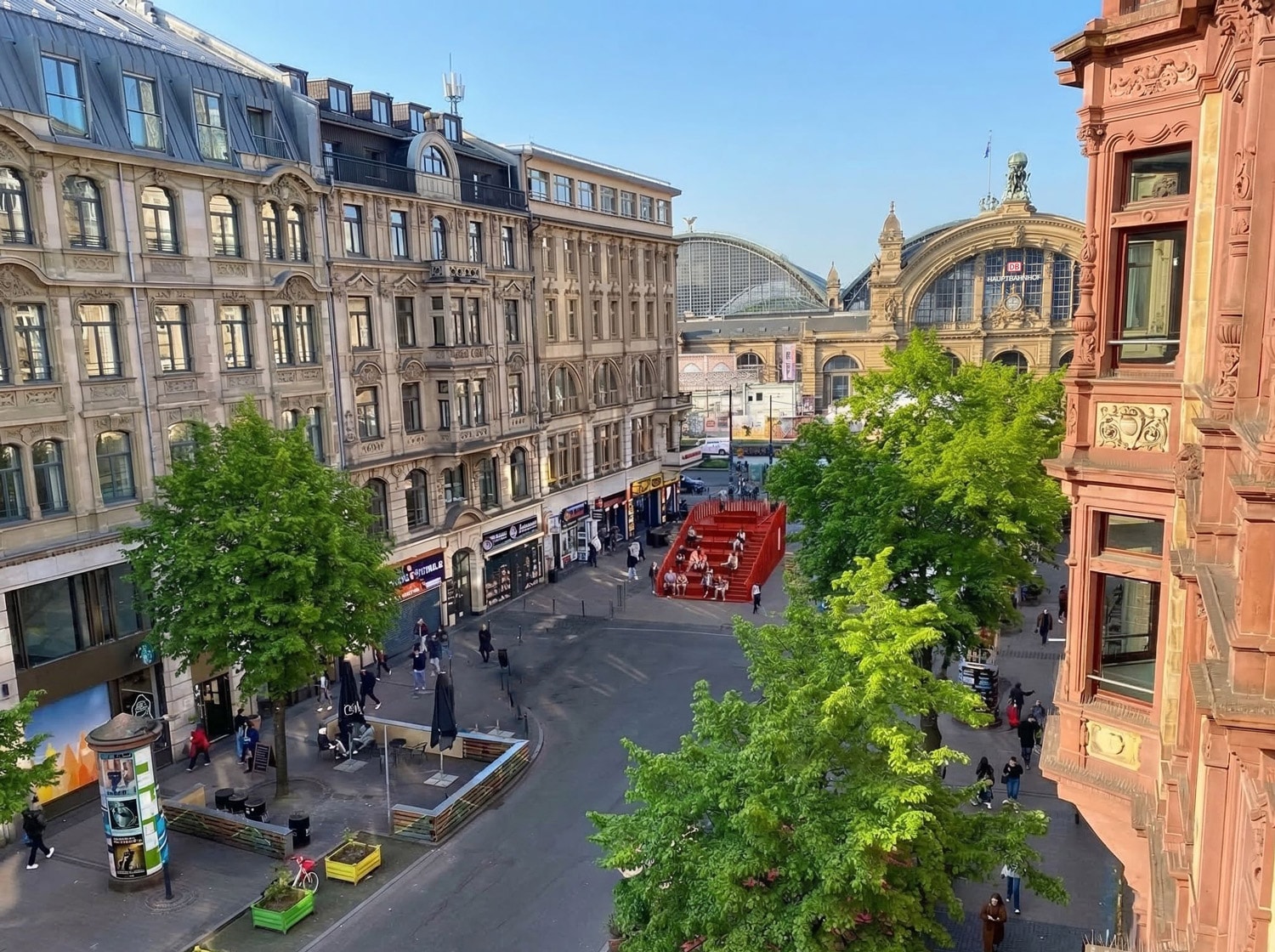Rote Sitztreppe für das Bahnhofsviertel Frankfurt
